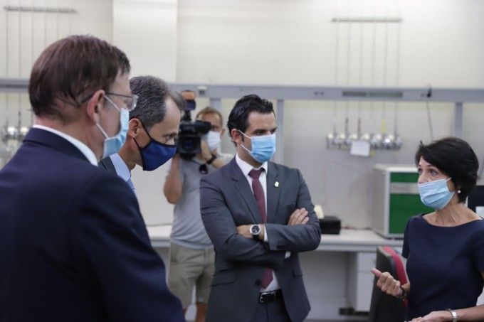 El Alcalde de Paterna, Juan Antonio Sagredo junto a la investigadora Yolanda Sanz, el ministro Duque y el President Puig