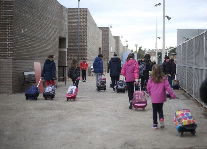 Niños entrando al colegio en Paterna