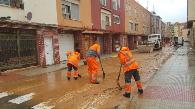 Tareas de limpieza de calles en Alzira por la DANA