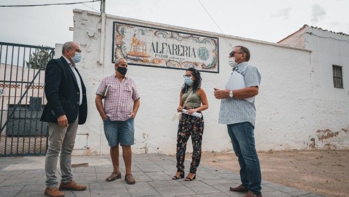 Concejales y vecinos de Alborgi en la Alfarería de Paterna