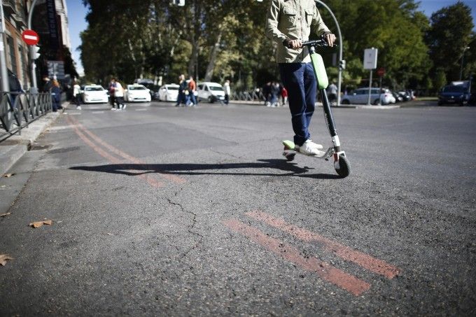 Un joven, en un patinete eléctrico