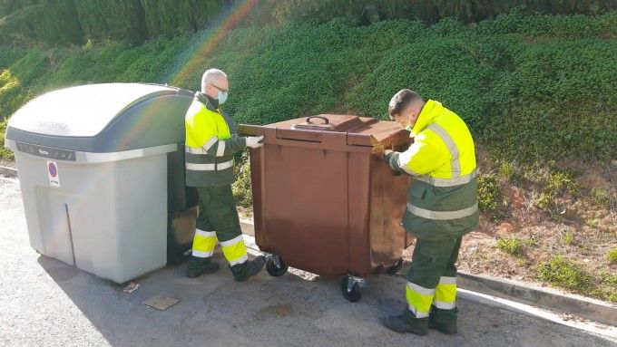 Operarios instalado en quinto contenedor