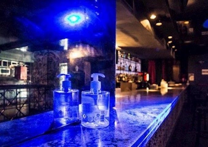 Local d'oci nocturn amb gel hidroalcohòlic