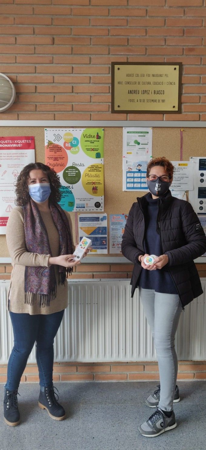 Regidora Medi Ambient Amparo Pérez entrega punts de lectura i imants