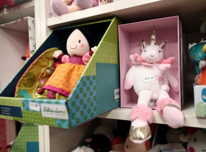 Dos juguetes en sus respectivas cajas