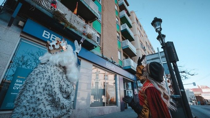 El rey Melchor visitando a los niños confinados