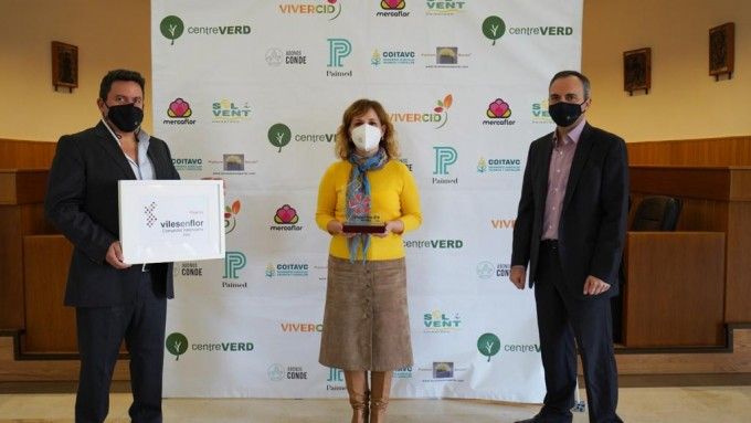 Merche Navarro recogiendo el distitivo de Paterna en Viles en Flor