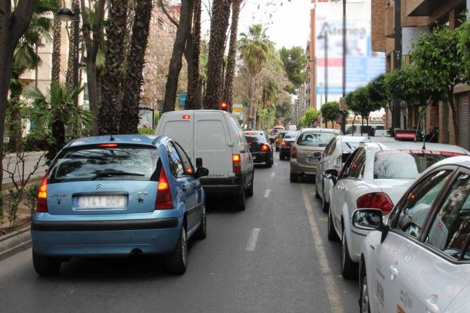 Cotxes circulant a un carrer de València