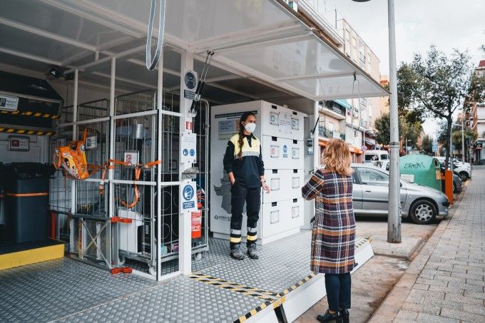 La concejala Merche Navarro en el ecoparque móvil de Clot de Joan