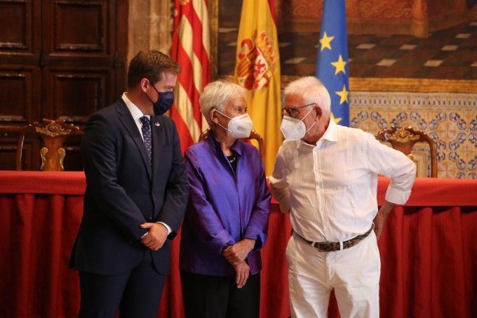 Roger Cerdà, Annalisa y Raimon en un acto celebrado en el palau de la Generalitat