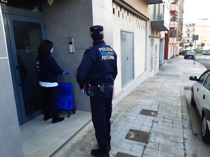 Policia Local acompañando a personal del Ayuntamiento a entrega de compra a personas mayores