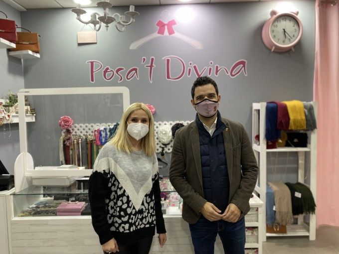 El Alcalde junto a Debora, propietaria de un nuevo establecimiento en Paterna