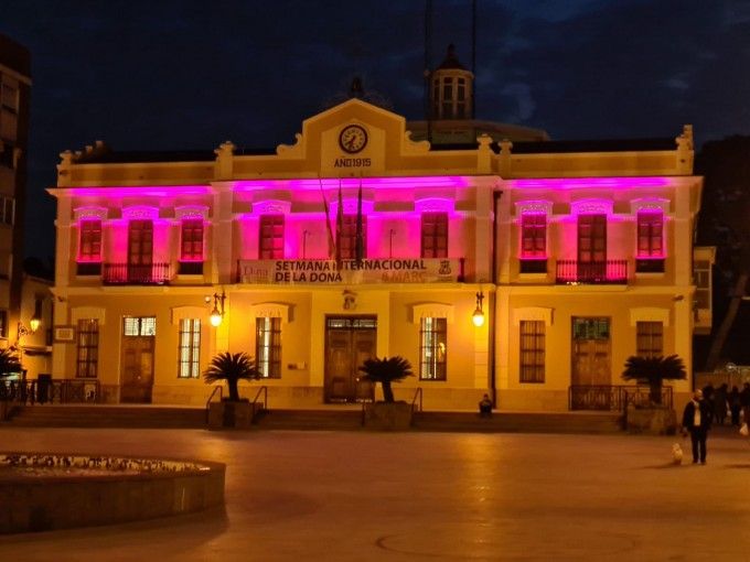 Iluminación del Ayuntamiento de Burjassot durante el 8M