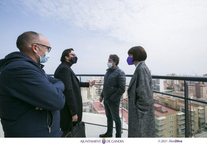 representantes del Ayto. Gandia con Hotel Caleia