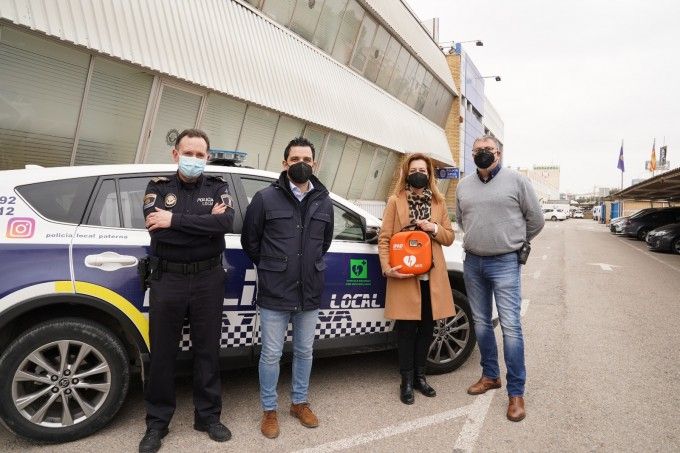 Alcalde Juan A. Sagredo junto con Jefe Policia viendo los vehículos