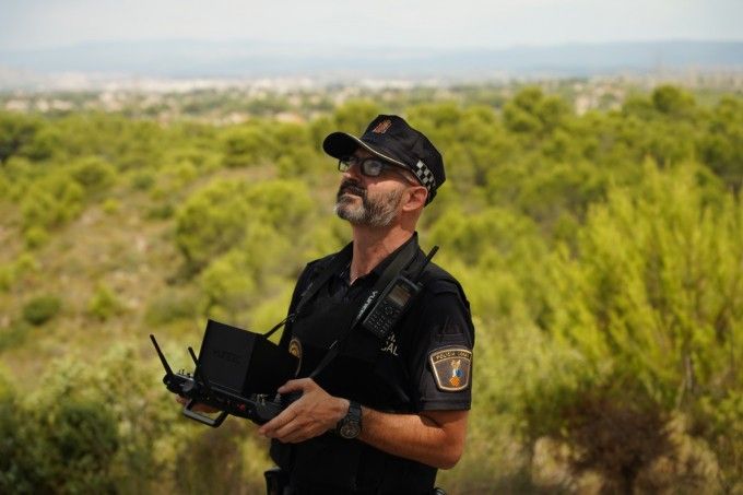 Agente de la Policía Local de Paterna manejando un dron