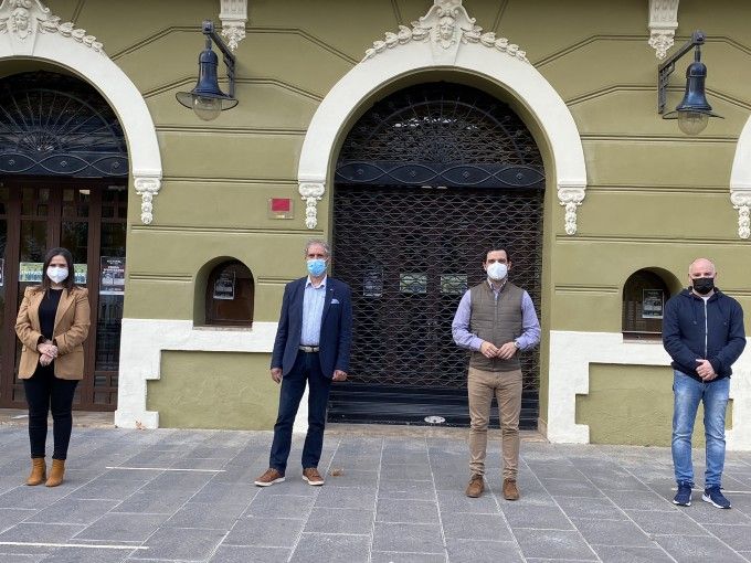 El Alcalde de Paterna, la concejala de Cultura y el presidente presidente de JLF con el artista Toni Marí