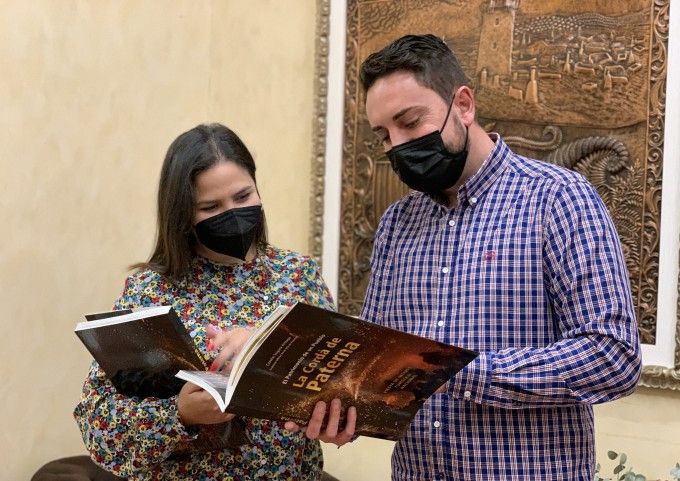 La concejala de Cultura, Teresa Espinhosa, con el concejal de Educación, David Fortea