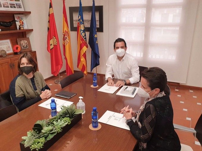 Consellera Rosa Pérez Garijo, directora general Toñi Serna y alcaldede Paterna, Juan Antonio Sagredo