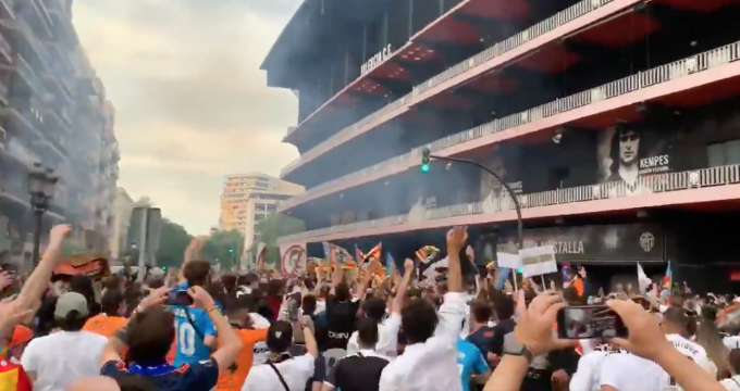 Manifestación en las puertas de Mestalla