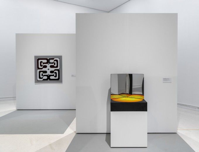 Estructura cinética. Multiplicación cromática y formal, 1967-2019, José Mª Yturralde, junto a una obra de Barbadillo en el IVAM