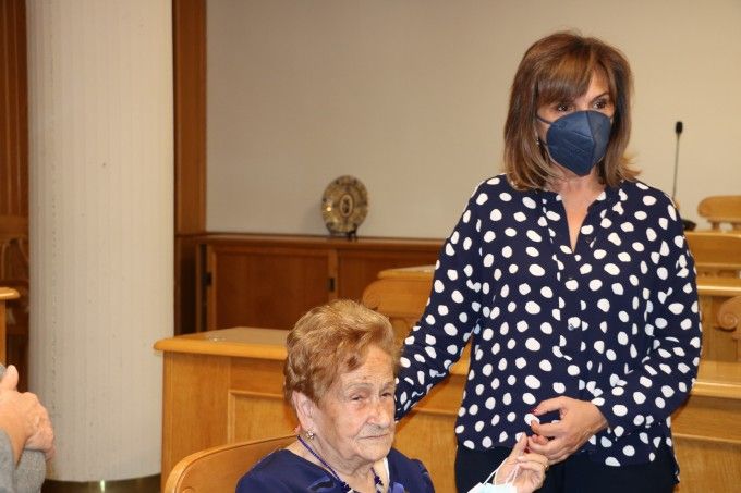 Homenaje personas centenarias 210521 alcaldesa con Nicolasa Madrigal