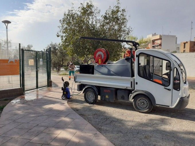 Limpieza de una zona de esparcimeinto canino en Paterna