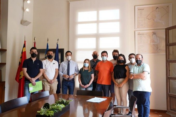 Los artistas falleros con el Alcalde de Paterna, la Teniente Alcalde de Presidencia y la concejal de Turismo, Cultura y Fuego 02