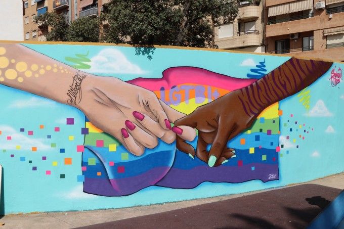 Mural en Torrent que representa el movimiento LGTBI