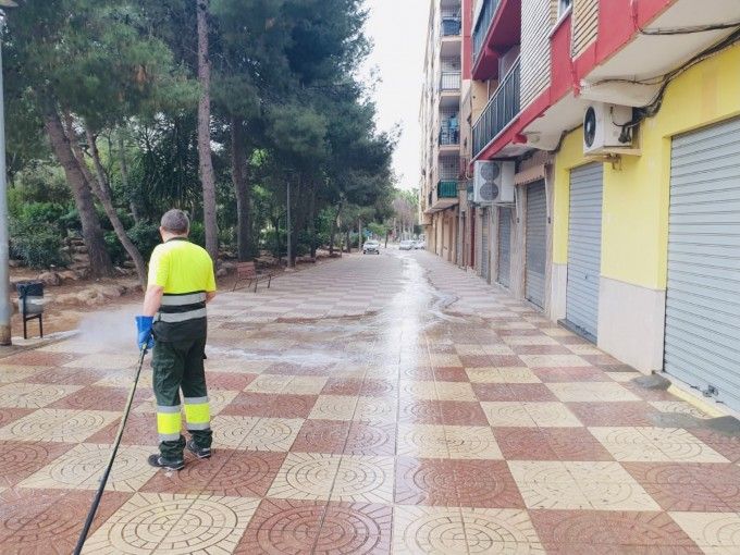 Operario del servicio de limpieza municipal paterna