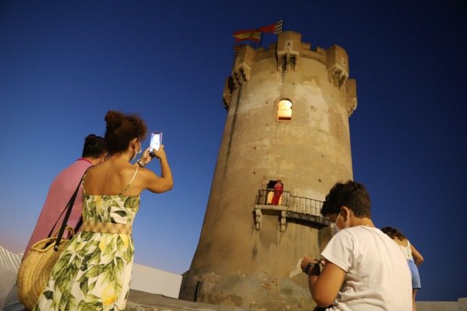 Turistas fotografiando la Torre de Paterna