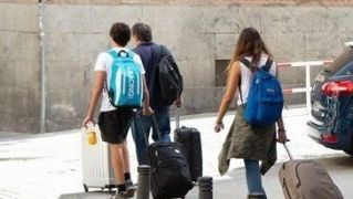 Un grup de turistes amb maletes arriba a la ciutat de València