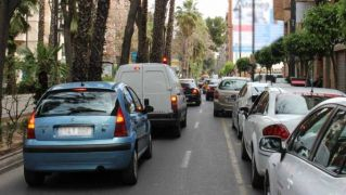 Cotxes circulant en un carrer de València
