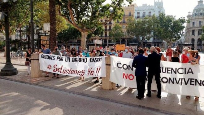 Protesta de los vecinos de Orriols en la plaza del Ayuntamiento