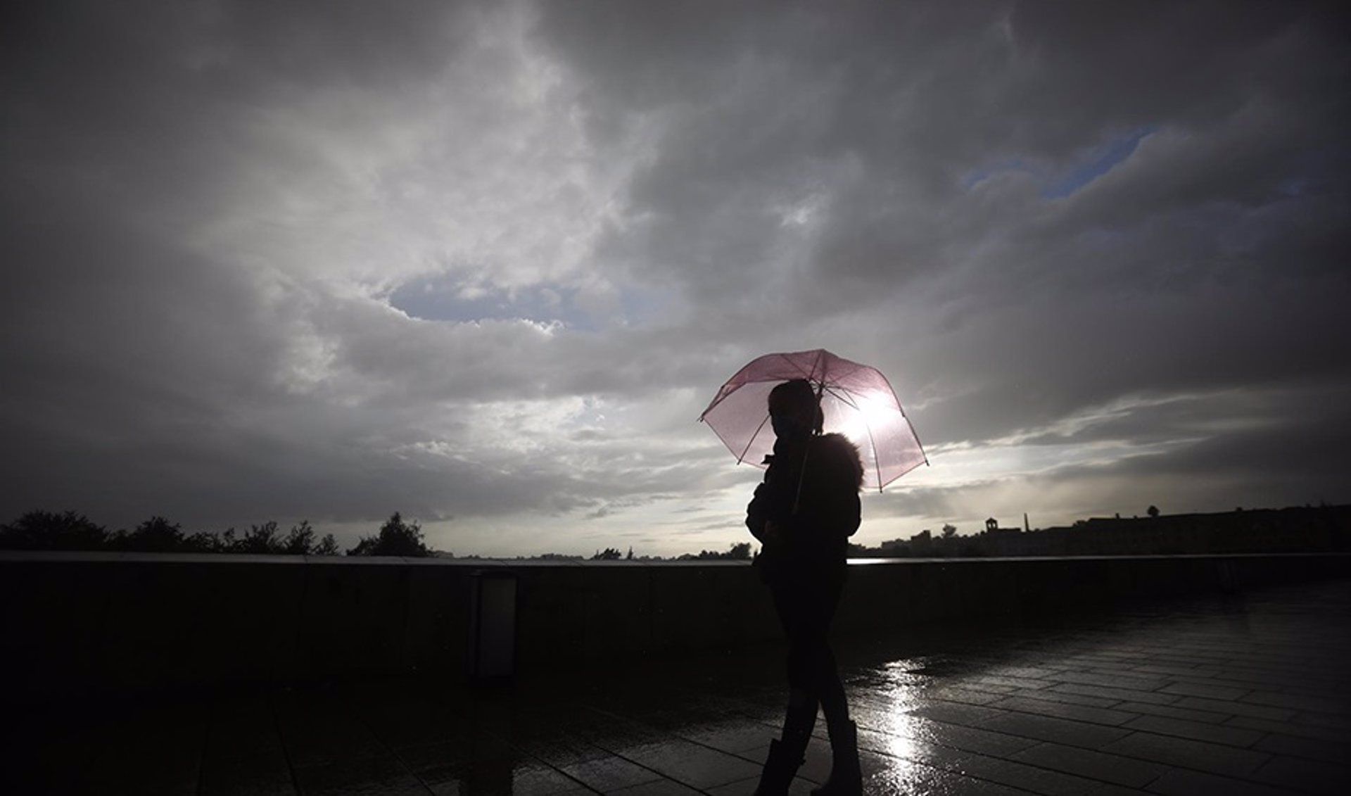 Una persona camina bajo la lluvia 