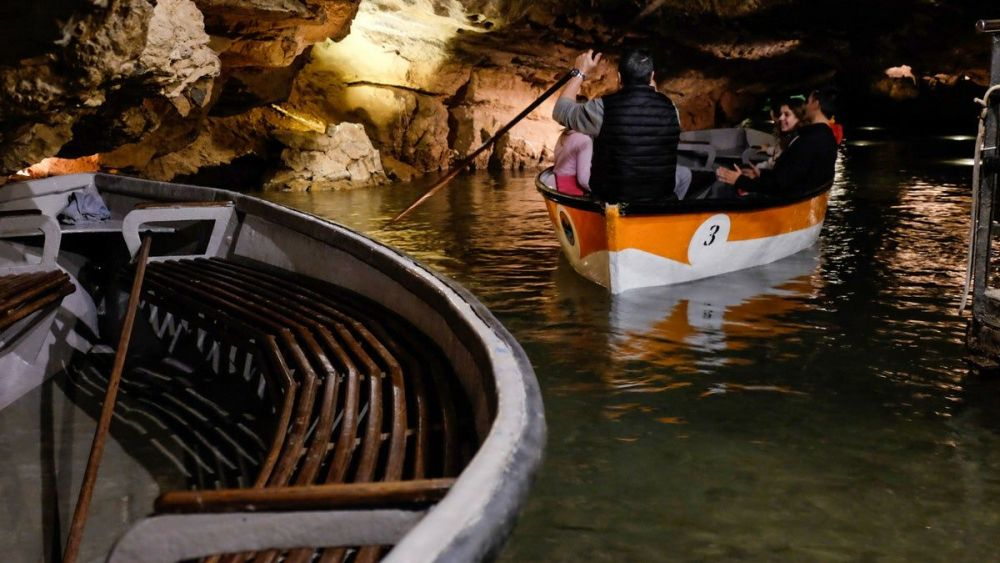 embarcadero de las cuevas de san jose, la primera parte del recorrido por el rio subterraneo