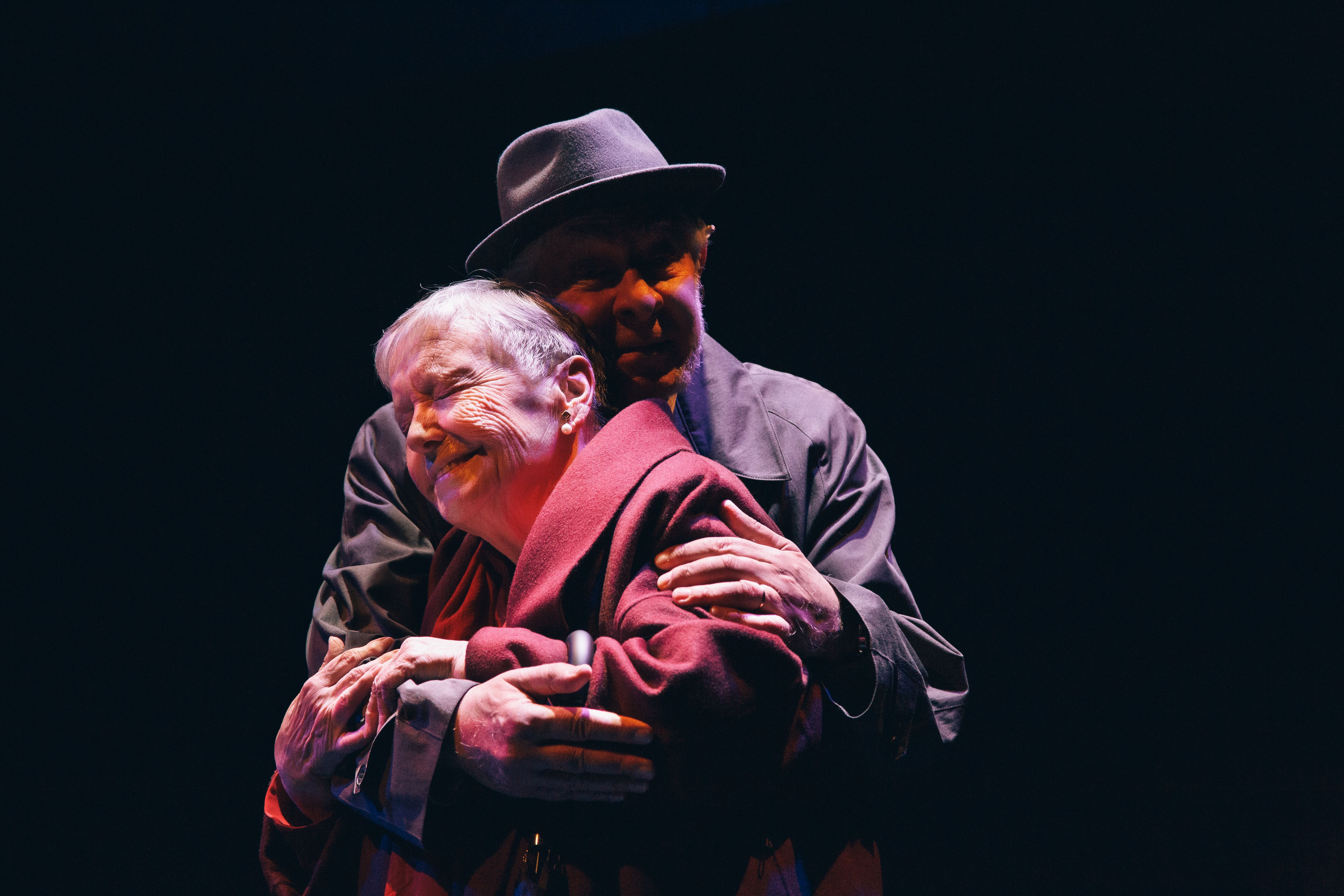 El Abrazo (@geraldineleloutre)