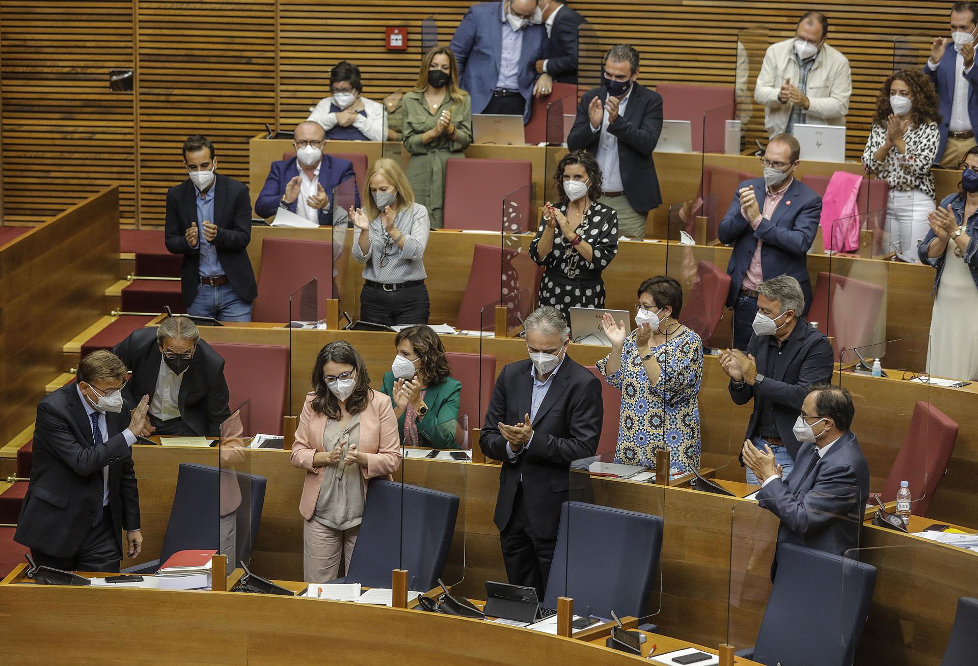 El 'president' de la Generalitat, Ximo Puig, saluda durant un ple de les Corts