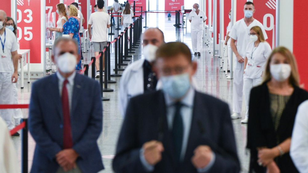 Ximo Puig, ayer, durante la visita al vacunódromo de la Ciutat de les Arts i les Ciències
