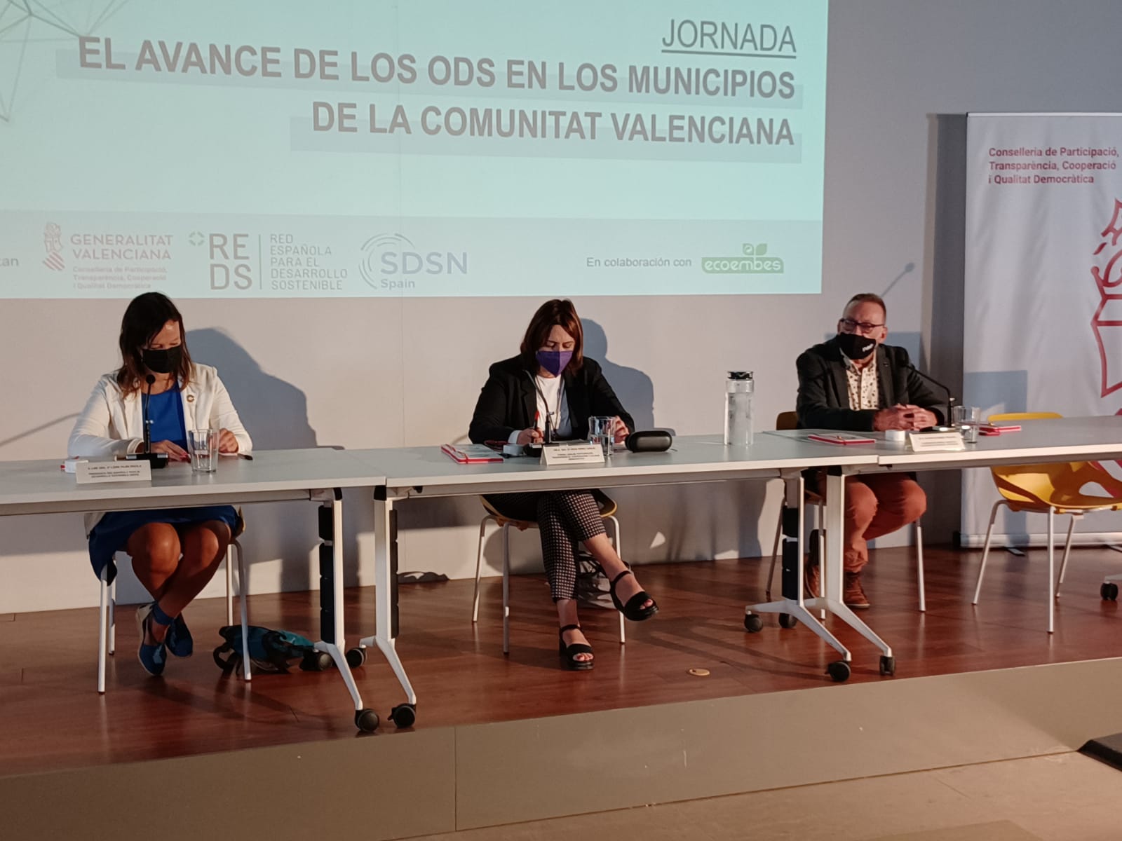 La consellera de Cooperación, Rosa Pérez Garijo, la presidenta de la Red Española de Desarrollo Sostenible (REDS), Leire Pajín, y el Coordinador general de la Federación Valenciana de Municipios y Provincias (FVMP), Eugeni de Manuel Rozalén