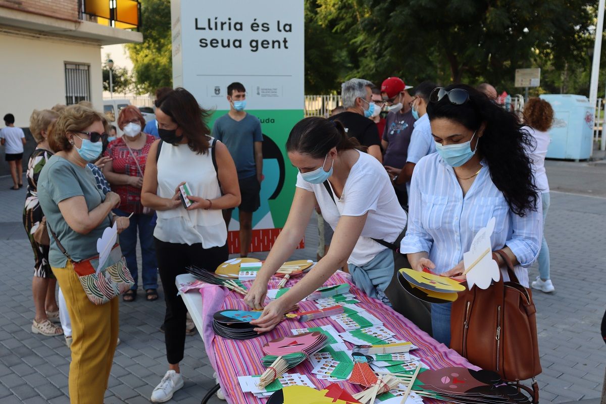 Un grup de persones participen en la campanya "Llíria eres tu"