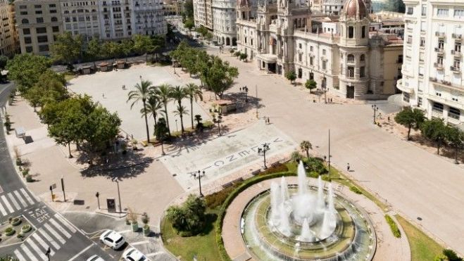 La Plaça de l'Ajuntament de València en la seua transformació per als vianants de manera permanent
