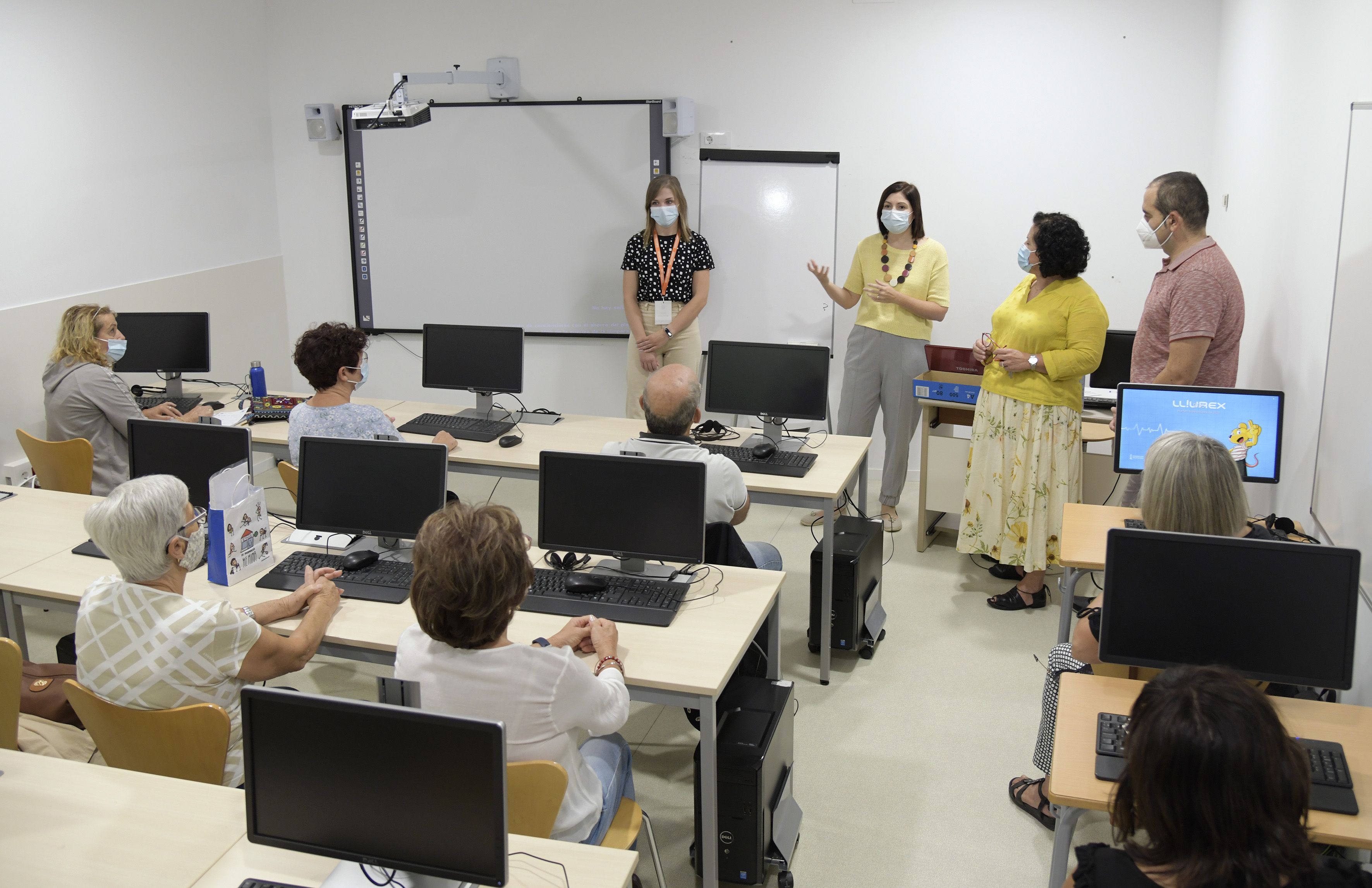  L'alcaldessa Maribel Albalat visita el Centre de Formació de Persones Adultes de Paiporta