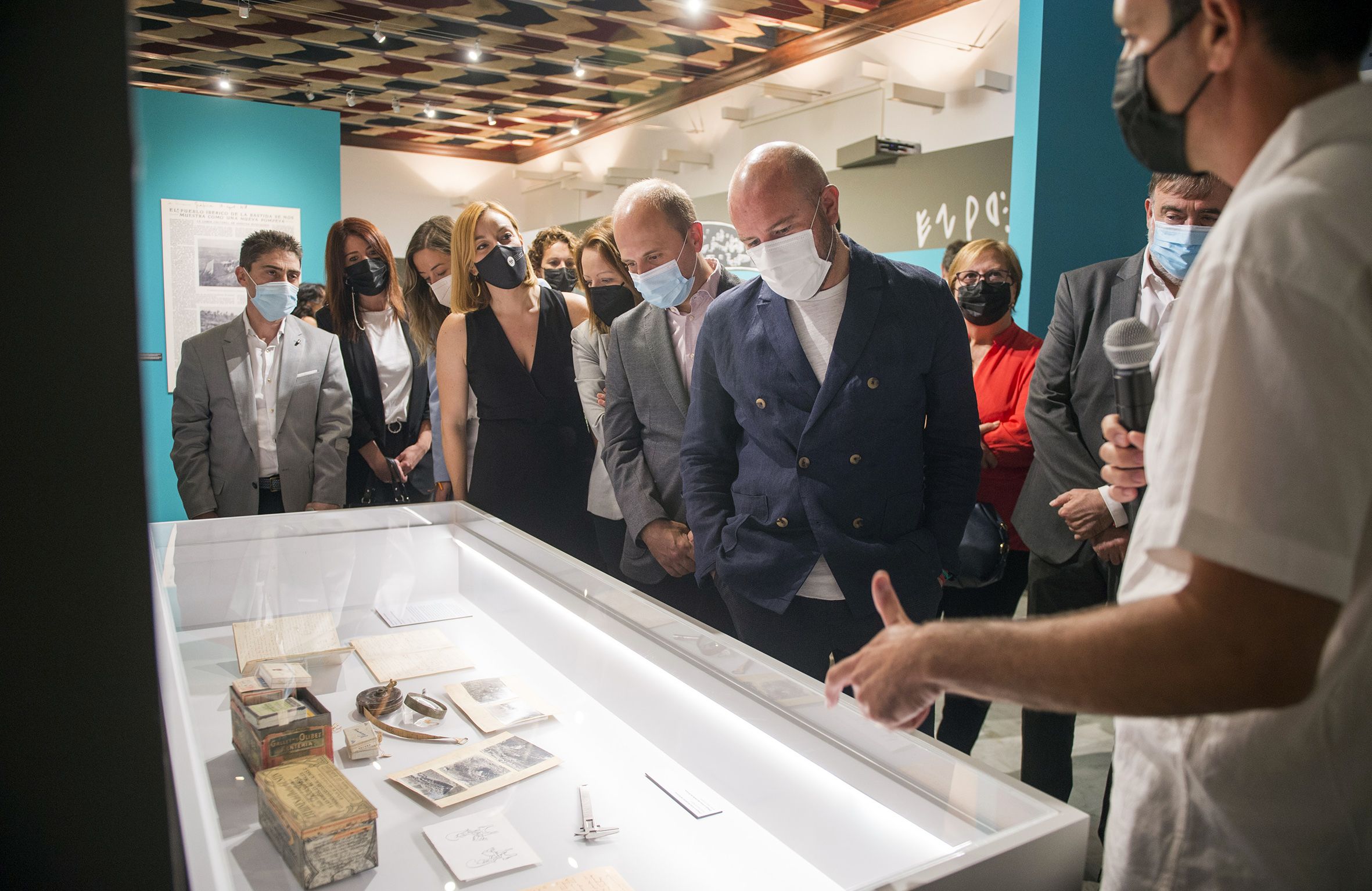 Toni Gaspar durant la visita a l'Exposició Guerrer de Moixent