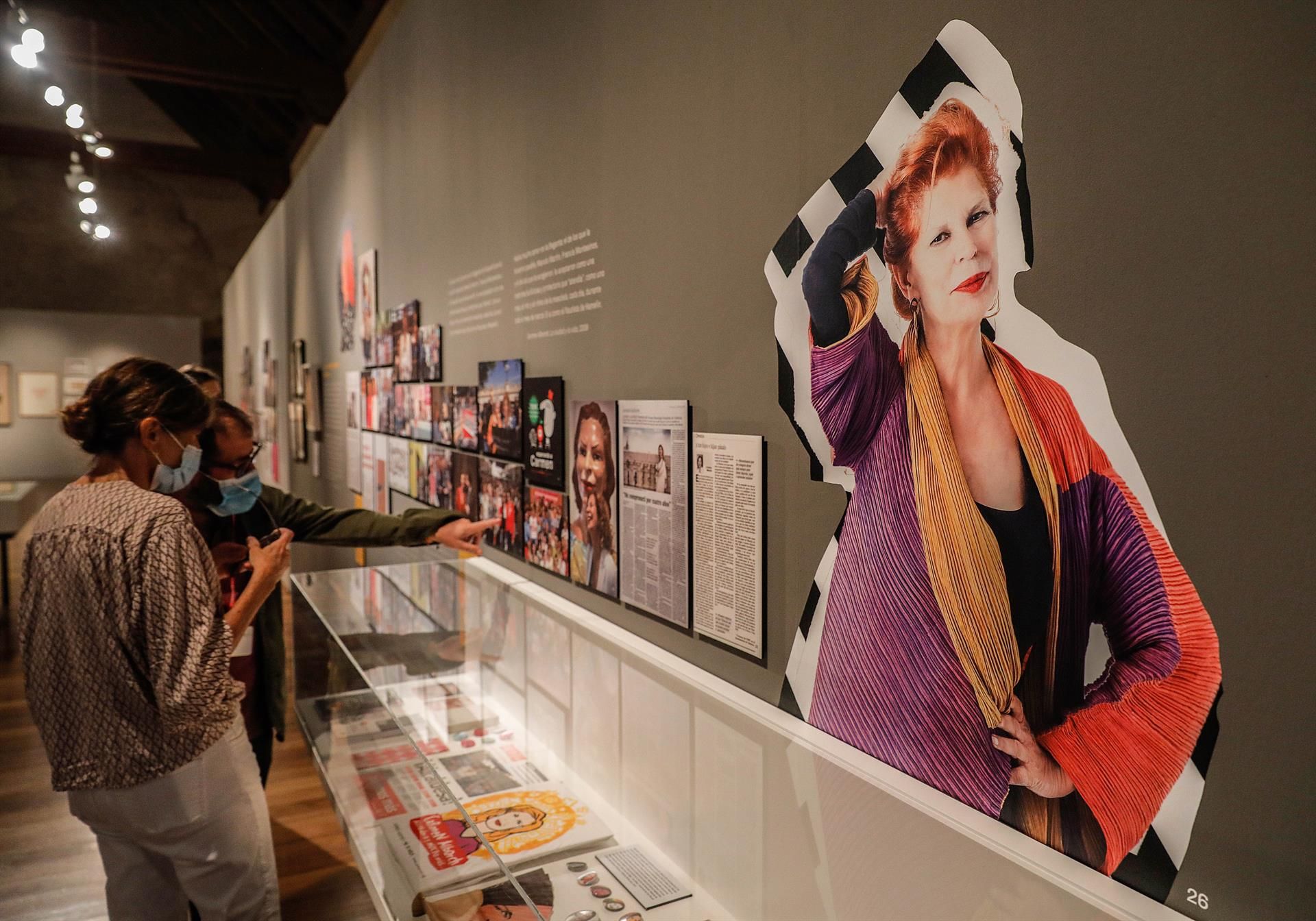 Varias personas asisten a la exposición 'Carmen Alborch. L'art i la vida’ en el Centre del Carme Cultura Contemporánea de Valencia