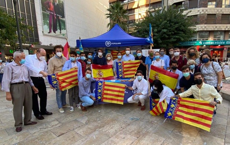 Representantes del PPCV presentando la campaña #TraulaSenyera