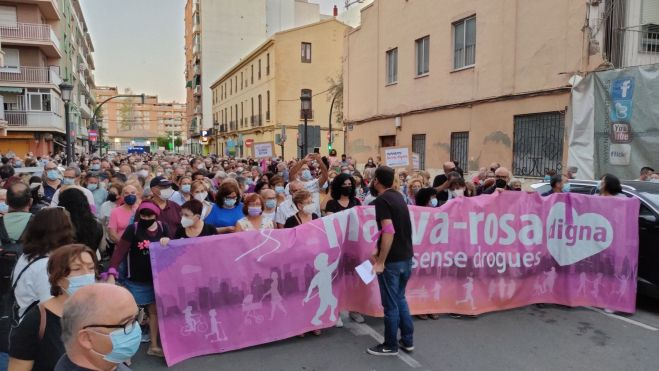 Manifestantes en las calles de la Malva-rosa. Fotografía de @josara_l