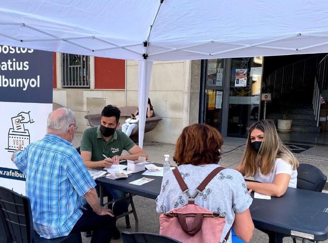 Personal de l'Ajuntament de Rafelbunyol atenent els seus ciutadans quant als pressupostos participatius