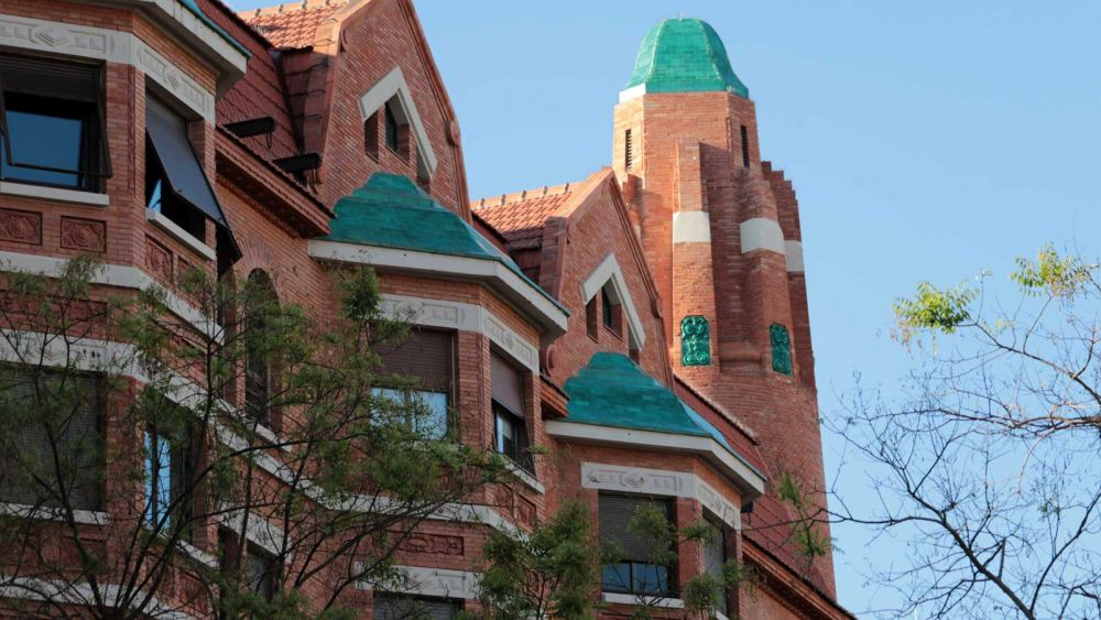 fachada de la finca roja con el ladrillo