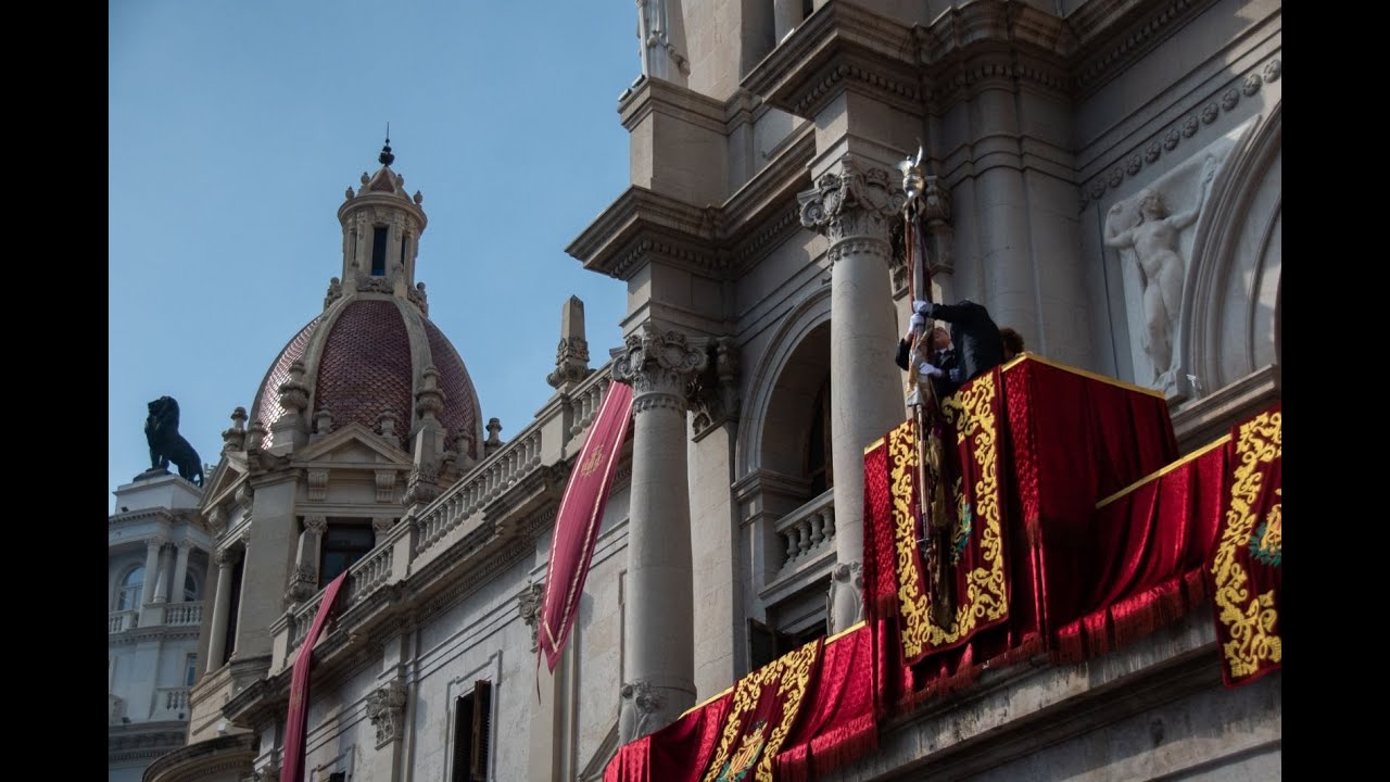 La Reial Senyera baja por el Ayuntamiento de València durante la Procesión Cívica 2018.